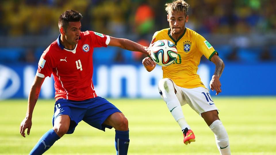 2014 FIFA World Cup - Brazil's Neymar and Chile's Mauricio Isla vie for the ball.