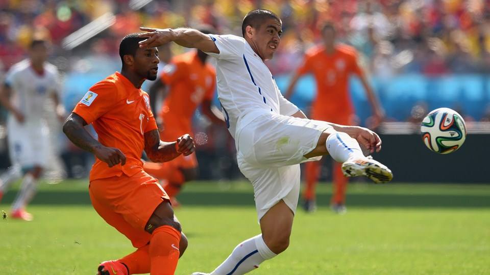 2014 FIFA World Cup - Chile's Francisco Silva blocks off Netherlands forward Jeremain Lens in the first half