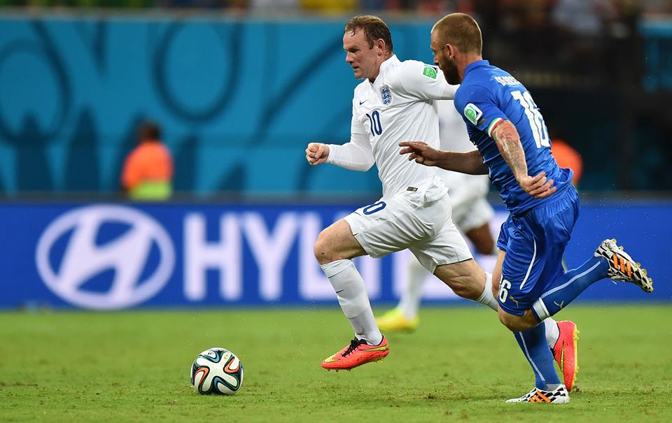 2014 FIFA World Cup - England forward Wayne Rooney dribbles past Italy midfielder Daniele De Rossi