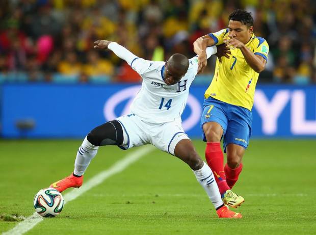 Honduras midfielder Boniek Garcia holds off Ecuador's Jefferson Montero - Honduras 1 vs. 1 Ecuador